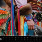 Text: "Kanada 05." Bunter Federschmuck und traditionelle Kleidung mit Perlen und Fell.