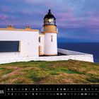 Schottland 05. Der Leuchtturm am Stoer Head im Assynt. Ein weißer Leuchtturm an einer Küste mit blauem Himmel und pinken Wolken.