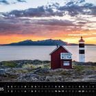 Skandinavien 05. Leuchtturm am Lyngenfjord, Norwegen. Kleines rotes Haus, Leuchtturm, Meer, Berge, Sonnenuntergang.