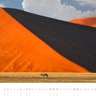 Text: "05", "1 2 3..." bis "31", "Spießbock in der Hardap-Region". Eine große, orange Sanddüne mit einem Spießbock.