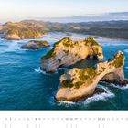 05, Kalender mit Daten von 1 bis 31. Küstenlinie mit Felsen und blauem Meer, Wharariki Beach, Südinsel, Neuseeland.