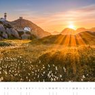 "Lindesnes Fyr, Lindesnes, Agder" steht unten rechts. Ein Sonnenuntergang über einer hügeligen Landschaft mit Leuchtturm.