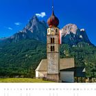 Die Kirche St. Valentin bei Kastelruth vor dem Dolomitengipfel des Schlern. Darunter der Monat Mai als Kalender.