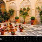 "Mit Blumen geschmückter Patio in der Altstadt von Cordoba. Andalusien 05." Der Innenhof hat Topfpflanzen und einen Brunnen.