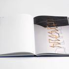 Links oben steht "Auch", unten links "2019", unten rechts "100". Rechts ist eine abstrakte, geometrische Skulptur zu sehen.