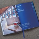 „Take me to Church“ steht in Weiß auf blauem Grund. Links ein lichtdurchfluteter Raum mit bunten Fenstern und Tisch.