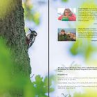 Carola Vahldiek arbeitet als freie Autorin, Fotografin und Malerin. Florian Warnecke ist Wildlife- und Naturfotograf. Ein Buntspecht sitzt an einem Baum.