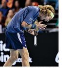 Bin ich das eigentlich, der da spielt? Ein Tennisspieler in blauer Kleidung bei einem Turnier wirkt angespannt und konzentriert.