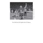 ARJEN ROBBEN. Von 2009 bis 2019 Spieler des FC Bayern. Ein Mann hält einen Pokal und jubelt auf einem Fußballfeld.