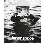 Text: "AD", "inner space". Ein Taucher im Wasser, trägt eine Tauchmaske.