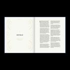 Links: „DIE FALLE“, darunter Bibelstellen. Rechts: Textabsatz. Verzierungen in Gold umrahmen die linke Seite.