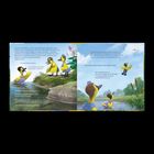 "Dieses eine Mal würde er der Erste sein! Elsa und Emilie sahen zu, wie Leo seine Flügel hob." Illustration von Entenküken am Teich.