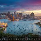 „Skyline von Sydney mit Hafen“ und Kalender. Blick auf Hafen mit Brücke, Wolkenkratzer bei Sonnenuntergang.