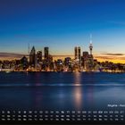 Skyline - Auckland City. Kalender mit Daten und Wochentagen. Abenddämmerung über Wolkenkratzern, beleuchtete Gebäude am Wasser.