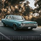 Kalender mit „Dodge Dart“ und Nummer 5; ein klassisches Auto fährt auf einer Straße, Hintergrund Wald.