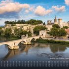 Kalenderseite: „Brücke von Avignon (Saint Bénézet)“. Zeigt den Fluss mit alter Brücke, umgeben von historischen Gebäuden und Bäumen.