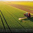 Kalenderzahlen von 1 bis 31; darunter Wochentage. Oben ein Traktor auf einem großen Feld, der Pflanzenschutzmittel sprüht.