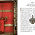 **Titel:** DIE GESCHICHTE DER MENSCHHEIT

Links ist ein junger buddhistischer Mönch in rotem Gewand, der vor einer großen roten Holztür steht.