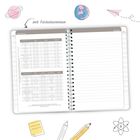 Linke Seite mit Schulferienübersicht, rechte Seite liniert für Notizen. Illustrationen: Erde, Papierflieger, Stift.