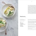 Text: „Matchamisu“

Links: Zwei weiße Teller mit Matchamisustücken.