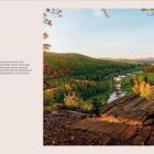 Höst Herbst. Die Natur erstrahlt in bunten Farben. Hügelige Landschaft mit Fluss, Wäldern und Herbstlaub.