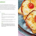 "TOAST HAWAII" oben, Rezept und Zubereitung links. Rechts zwei überbackene Toasts auf einem Blech mit Kirschen dekoriert.