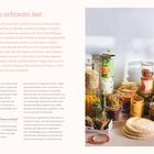 "Wie man achtsam isst" steht oben. Links Text über achtsames Essen, rechts ein Tisch mit Lebensmitteln in Gläsern und Dosen.