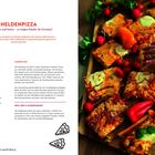 Texte: "HELDENPIZZA"; Zutaten und Zubereitung für Gemüse-Pizza. Ein Tipp: Magerquark für saftigere Pizza. Foto: Pizza mit Gemüse.