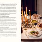 Text links beschreibt ein Rezept für "Kräuter-Schweinebraten mit Kartoffeln". Rechts ein Tisch mit Kerzen, Weingläsern und Essen.