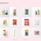 "From the Konbini shelves" steht oben. 20 Produkte auf pastellrosa Hintergrund in Reihen.