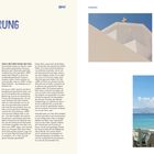 „OPA!“ Einführung. Der Ausruf „OPA!“ steht für die Warmherzigkeit der griechischen Kultur. Oben ein weißes Gebäude und ein blaues Meer.