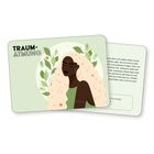 TRAUM-ATMUNG; Illustration einer dunkelhäutigen Frau mit langen, blonden Locken und Blättern um sie herum, auf grünem Hintergrund.