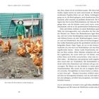Titel: "MEIN LEBEN MIT HÜHNERN". Bildunterschrift: "Pures Glück: die Warren-Hennen in Johns Kleingarten".
