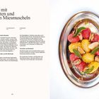 "Bruschetta mit Datteltomaten und marinierten Miesmuscheln." Links Rezepttext, rechts ein Teller mit bunten Tomaten und Muscheln.
