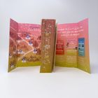 Zwei bunte Faltblätter mit den Texten "WILLKOMMEN IN Lower Whelby" und "WELCOME TO Lower Whelby". Enthalten Karten und Buchcover.