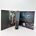 „Für ihre Freiheit setzt sie alles auf eine Karte. Doch in diesem Spiel gibt es keine Regeln.“ Illustration eines Paares.