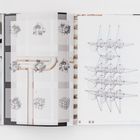 Illustrationen von geometrischen Formen und Rohren auf einer offenen Buchseite.