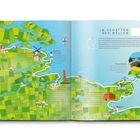 Im Schatten der Wellen 3. Bunte Karte mit Orten wie Flensburg, Kiel und Fehmarn, umgeben von Wasser und grüner Landschaft.