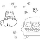 Illustration: Ein Hund auf einer Wolke und drei Katzen schlafen auf einem Sofa, umgeben von lächelnden Sternen und einem Mond.