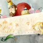 Illustration: Ein Mann und ein Kind mit Krone schauen unter einen Tisch, wo ein grünes Tier ist. Kerzen und Nachtisch auf dem Tisch.