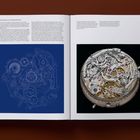 Text über eine Uhrenkomplikation. Links: blaue Illustration eines Uhrwerks. Rechts: Foto eines detaillierten Uhrwerks.