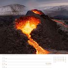 November, 46. Woche, Vulkan auf Island, fließende Lava, Schneebedeckte Hügel im Hintergrund.