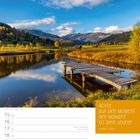 "Achte auf den Moment. Der Moment ist dein Lehrer." Eckhart Tolle. Kalenderblatt für November 2027, KW46. Herbstlandschaft mit Steg am See.