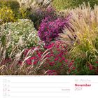 November 2027. Kalender mit Datum, Feiertagen und einer Herbstlandschaft aus Gräsern und bunten Astern in gelb, lila und rosa.