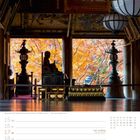 Datum: 21., November, 46. Woche. Hauptfoto: Tempelinterior mit herbstlichen Bäumen im Hintergrund.