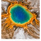 Kalenderblatt: November 2027. Kalenderwoche 46. 21. Sonntag. Abbildung: Oberansicht eines bunten, geothermischen Sees.