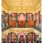 49 DEZEMBER. Mo 06, Di 07, Mi 08, Do 09, Fr 10, Sa 11, So 12. Innenansicht einer Bibliothek mit hohen Regalen und Säulen.