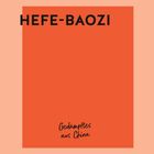 Oben: „HEFE-BAOZI“, unten: „Gedämpftes aus China“. Ein orangefarbenes Quadrat auf einem helleren Hintergrund.