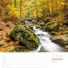 47. Woche, November 2027. Herbstwaldszene mit Fluss und buntem Laub. Kalender mit Terminfeldern vom 22. bis 28. November.