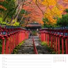 Laternenweg zum Kifune-Schrein in Kyoto, umgeben von herbstlichen Bäumen. Kalender zeigt November mit hervorgehobenem 28.